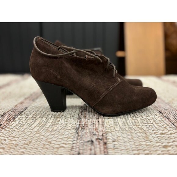 Clarks Bendables Ladies 8M Brown Suede Ankle Boots Lace-Up Heels Comfortable Des - Picture 1 of 7